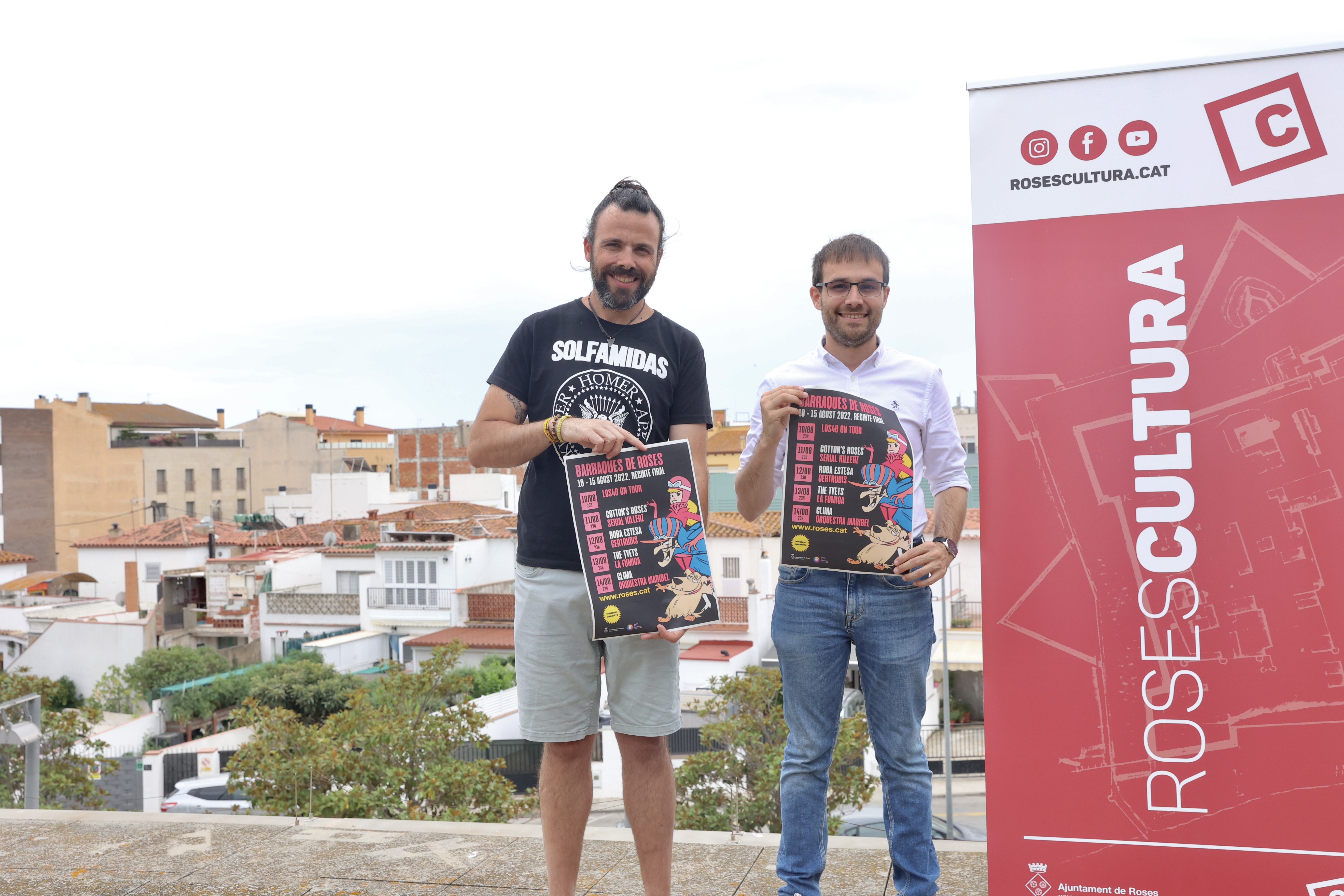 L'alcalde de Roses Joan Plana i el regidor de cultura i festes Èric Ibáñez presenten el cartell de les Barraques 2022