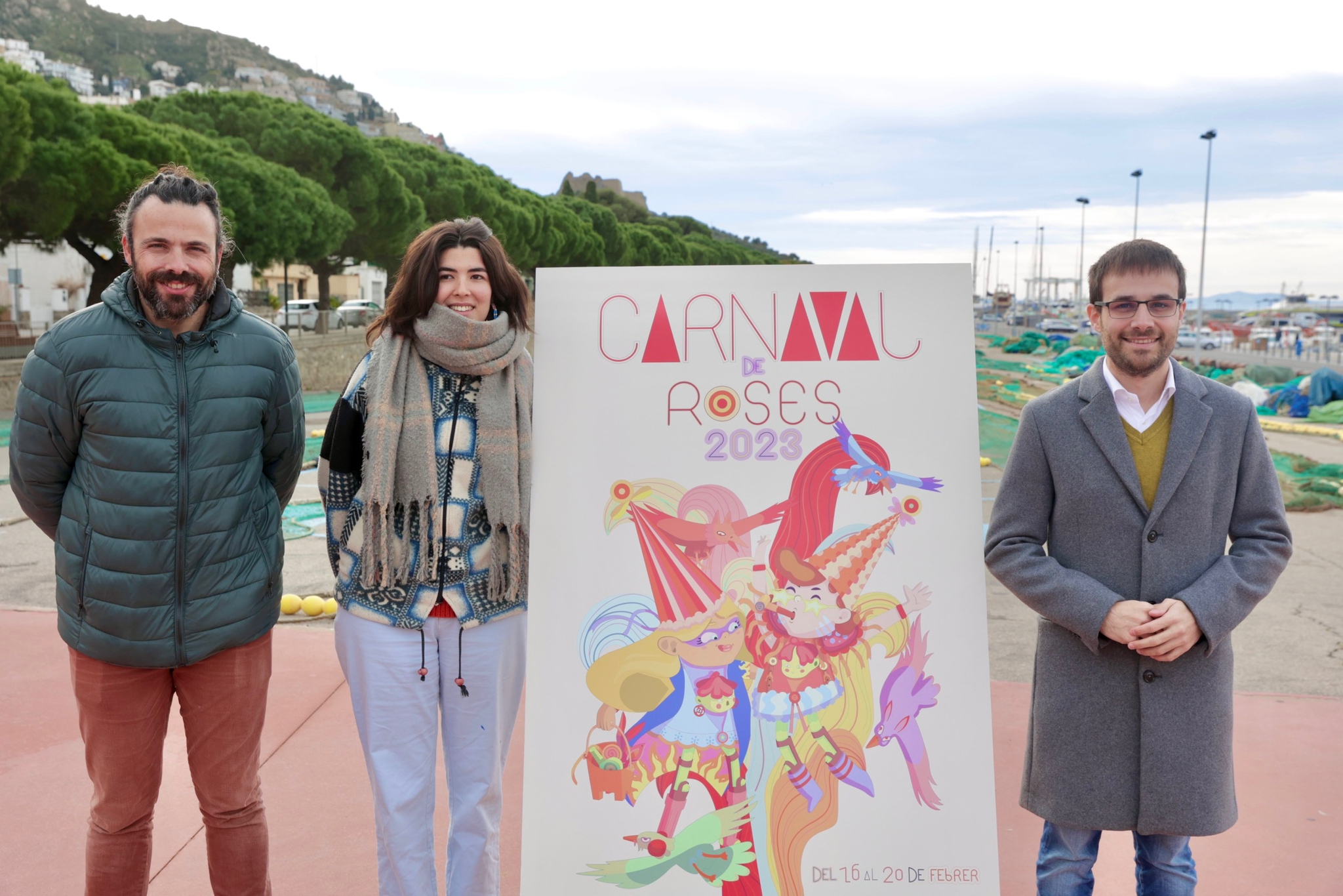 El regidor de cultura Èric Ibáñez, l'autora del cartell Sara Rosell i l'alcalde de Roses Joan Plana